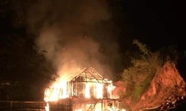 Nghịch tử châm lửa đốt nhà thành tro vì mẹ không cho tiền