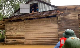 Hà Tĩnh mưa mù trời, dân leo gác mái tránh lũ