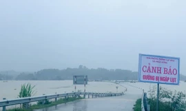 Nhiều tuyến đường ngập sâu, giao thông bị chia cắt ở Hà Tĩnh