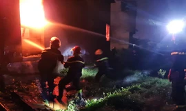 Lửa bốc cháy dữ dội kho chứa sơn trong đêm