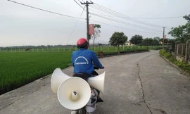 Thanh niên tình nguyện 'cõng loa' đến từng thôn xóm tuyên truyền phòng COVID-19