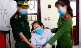 Người phụ nữ khóc nức nở khi bị bắt quả tang vận chuyển 12.000 viên ma túy 