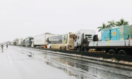 Lũ cuồn cuộn, đường tránh Hà Tĩnh ách tắc hàng chục km