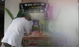 Đi cắt cỏ, người phụ nữ bị rắn độc cắn tử vong