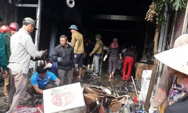 Cháy cửa hàng tạp hóa, nhiều mặt hàng bán tết biến thành than
