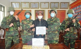  Bắt 9X 'cõng' thuê 60.000 viên ma túy để lấy tiền công