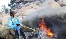 Nhóm thanh niên tình nguyện lên rừng, xuống biển dọn rác