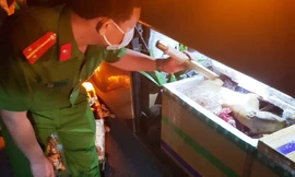 Thu giữ 3 tạ thịt và nội tạng bốc mùi trên xe khách chuẩn bị lên bàn nhậu