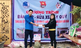 Tuổi trẻ Hà Tĩnh rửa xe, bán gạo gây quỹ hưởng ứng Tết vì người nghèo