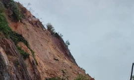 Tái sạt lở rú Nguộc ở Nghệ An, cấm phương tiện đi qua