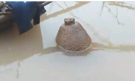 Hình ảnh quả bom được phát hiện dưới sông.