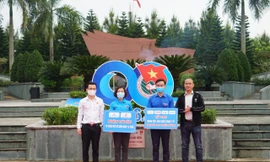 Trao 100 triệu giúp dân Hà Tĩnh sửa chữa trạm y tế sau lũ