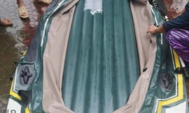 Mượn thuyền của đoàn cứu hộ không được, mang dao ra đâm thủng