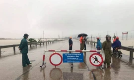 Quốc lộ 1A đoạn qua Hà Tĩnh ngập sâu, cấm tất cả phương tiện đi lại