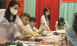 Đoàn thanh niên bệnh viện làm kính chắn giọt bắn phòng COVID-19