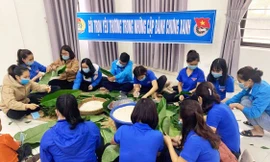 Tuổi trẻ Nghệ An gói bánh chưng nghĩa tình, mang Tết ấm áp đến với trẻ khó khăn