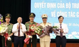 Lãnh đạo Hà Tĩnh tặng hoa chúc mừng tân Giám đốc Công an 3 tỉnh Quảng Bình, Nghệ An, Hà Tĩnh.