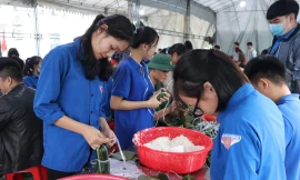 Thanh niên Hà Tĩnh, Nghệ An nấu bánh chưng, hỗ trợ bà con vùng lũ