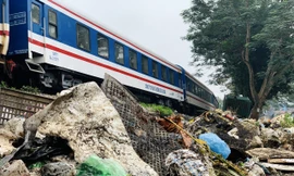 Khu xử lý 'đóng băng' suốt 3 năm, dân khốn khổ sống chung với rác