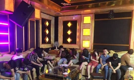 Bắt 13 đối tượng nam nữ sử dụng ma túy trong quán karaoke