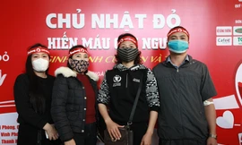 Gia đình bốn anh chị em đội mưa đi hiến máu