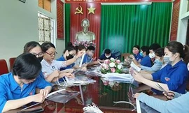 Đoàn thanh niên Bệnh viện làm kính chắn giọt bắn chống dịch COVID-19