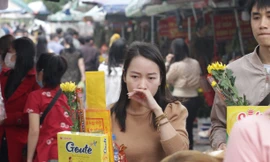 Dịch COVID-19 phức tạp: Nhiều người dân vẫn 'quên' đeo khẩu trang khi đi đền, chùa đầu năm