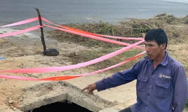 Vụ cháu bé rơi xuống hố ga không nắp tử vong: Ai nhận trách nhiệm?