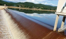 Xác định nguyên nhân nước hồ Ngàn Trươi – Cẩm Trang chuyển màu đỏ