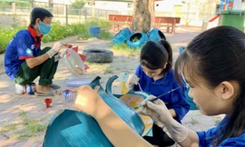 Thanh niên tái chế lốp xe cũ thành chậu hoa trang trí