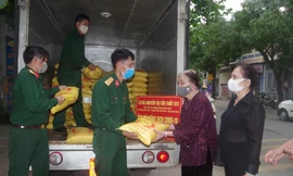 Cụ bà 101 tuổi dành tiền tiết kiệm mua 2 tấn gạo ủng hộ vùng cách ly