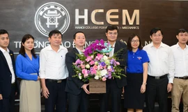 Lãnh đạo T.Ư Đoàn thăm, chúc mừng tập thể giáo viên trường CĐ Cơ điện Hà Nội