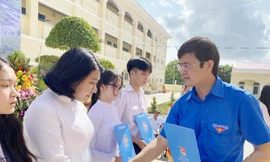 Chủ tịch Hội Sinh viên Việt Nam dự khai giảng và trao học bổng