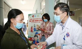 Nhiều phần quà ý nghĩa dành cho bệnh nhân về quê đón Tết