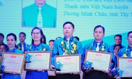 Nam sinh cõng bạn đến trường cùng nhiều gương thanh niên sống đẹp được tôn vinh