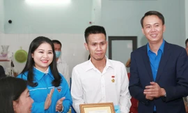 Tặng huy hiệu 'Tuổi trẻ dũng cảm' cho người hùng cứu sống em bé rơi từ chung cư