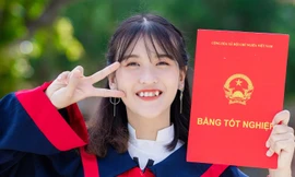 Nữ sinh con nhà nghèo tự xây dựng cho mình bảng thành tích đáng nể