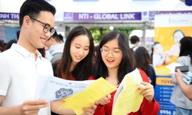 Sôi động Ngày hội Tư vấn hướng nghiệp dành cho học sinh