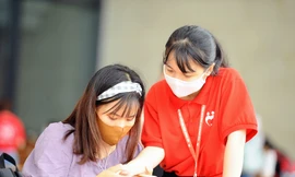 Hàng ngàn bạn trẻ tham gia chương trình hiến máu “Giọt hồng tri ân“
