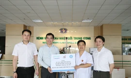 Hỗ trợ trang thiết bị y tế chống dịch COVID-19 tới các bệnh viện tuyến đầu