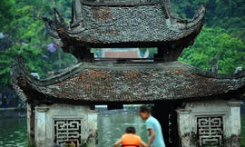 Trẻ em nhào lộn xuống ao của ngôi chùa nổi tiếng nhất Bắc Bộ