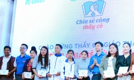 Trao sổ tiết kiệm tặng 63 giáo viên người dân tộc thiểu số