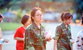 Ngắm sinh viên trải nghiệm ôm bát, xếp hàng đi ăn như người lính