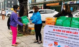 Ấm áp những suất ăn, điểm phát thực phẩm miễn phí dành cho những hoàn cảnh khó khăn