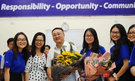 Hiệu trưởng sinh viên được hiệu trưởng trường đại học vinh danh