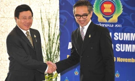 Ngoại trưởng Indonesia Marty Natalegawa (phải) và Bộ trưởng Ngoại giao Việt Nam Phạm Bình Minh tại lễ khai mạc AMM-44. Ảnh: TTXVN