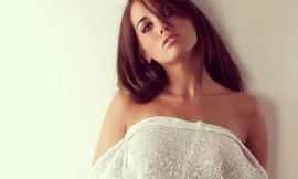 Benzema 'đốn tim' nữ diễn viên siêu sexy