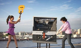 Đập phá hàng hiệu để xả stress