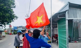 Đoàn viên thanh niên hưởng ứng hoạt động treo cờ Tổ quốc đón lễ Quốc khánh