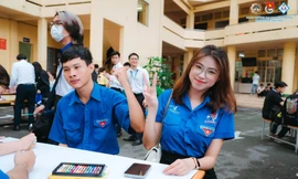 Tiếp sức mùa thi 2024: Đoàn viên vẽ tranh cổ động các sĩ tử 2K6 vượt vũ môn